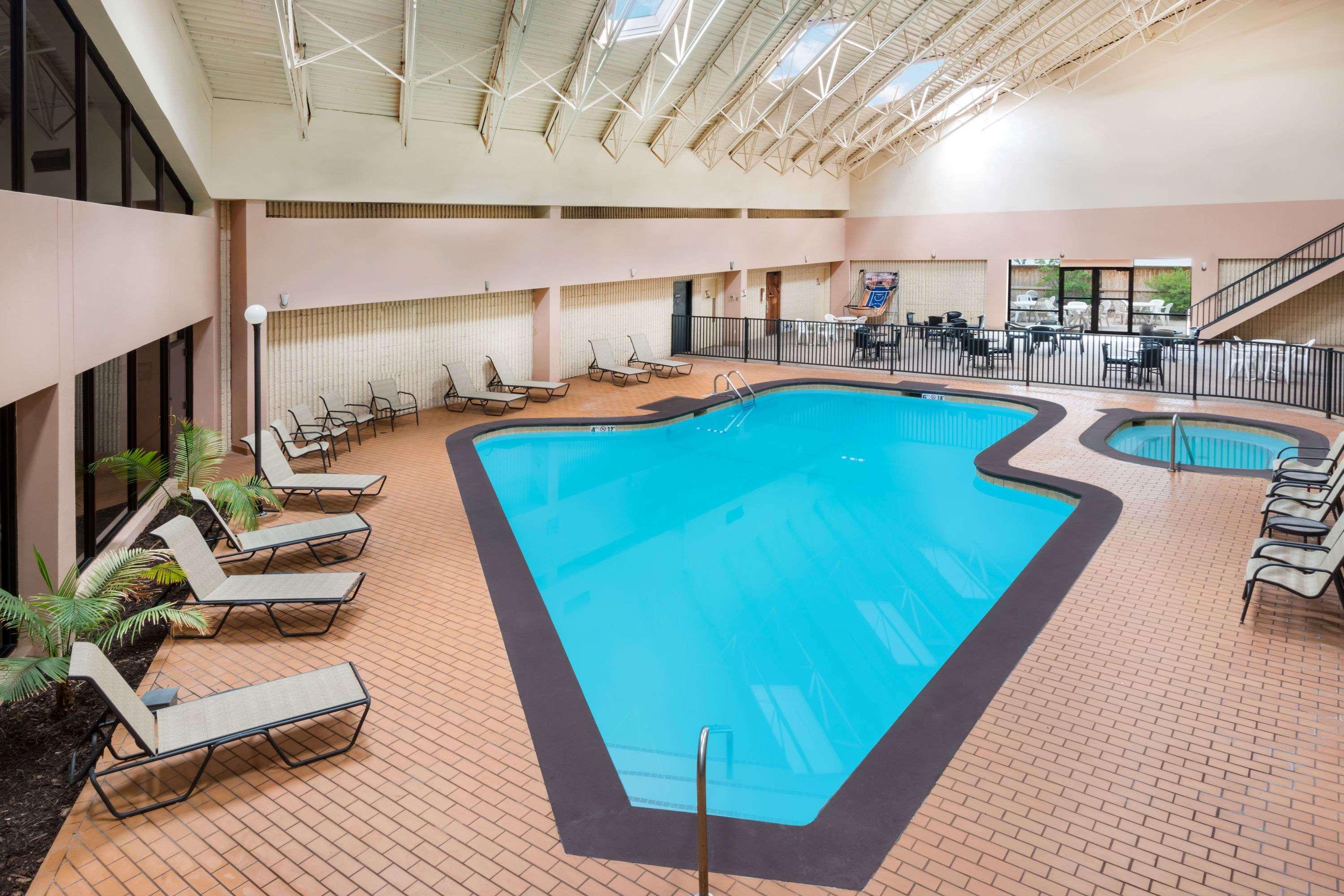 Wyndham Garden Стилуотър Екстериор снимка